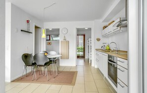 Køleskab, kogeplade, opvaskemaskine, kaffe-/temaskine