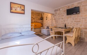 1 Schlafzimmer, Reisekinderbett, kostenloses WLAN, Bettwäsche