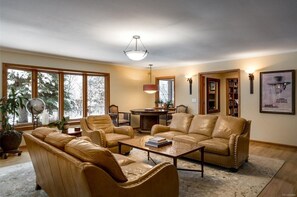 Smart TV, chimenea, tenis de mesa y libros 