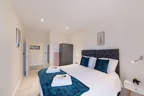 2 bedrooms, iron/ironing board, free WiFi, bed sheets - *Magnificent |KingBed |Wi-Fi | Short & Long Stays* (Hertfordshire)