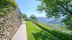 A stone pathway leading to a scenic overlook with a view of a valley and distant mountains. - Gorgeous home in Arezzo (Arezzo)