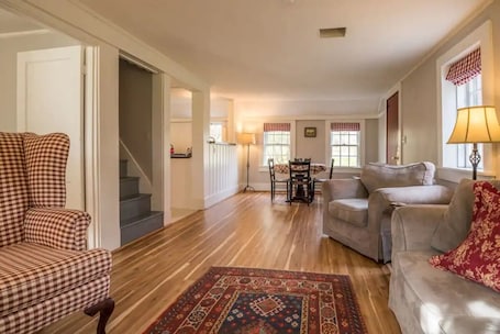 TV, books. Entire 3 Bedroom Cottage with lots of outdoor space 20 min to Brattleboro