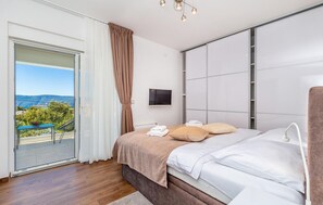 3 bedrooms, free WiFi, bed sheets