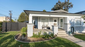 Une maison de plain-pied avec un porche abrité, un petit jardin et le numéro « 403 » bien visible sur la façade.