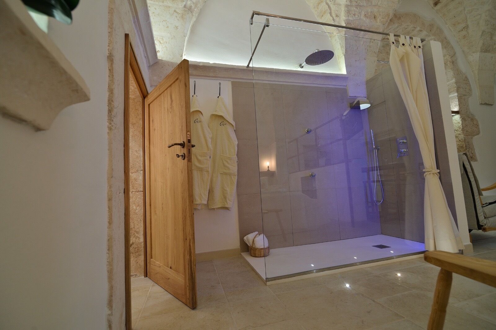 Amenidades de baño gratuitas, secadora de cabello, batas, pantuflas 