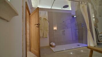 Amenidades de baño gratuitas, secadora de cabello, batas, pantuflas