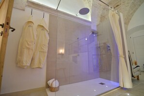 Amenidades de baño gratuitas, secadora de cabello, batas, pantuflas