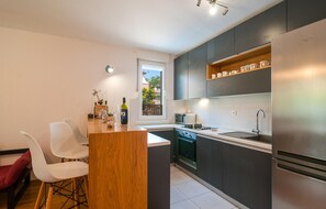 Kjøleskap, ovn, kokeplater og oppvaskmaskin