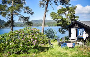 Property grounds - Cozy home in Reksteren with house sea view (Reksteren)
