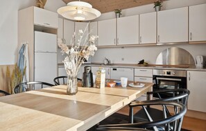 Réfrigérateur, micro-ondes, plaque de cuisson, lave-vaisselle