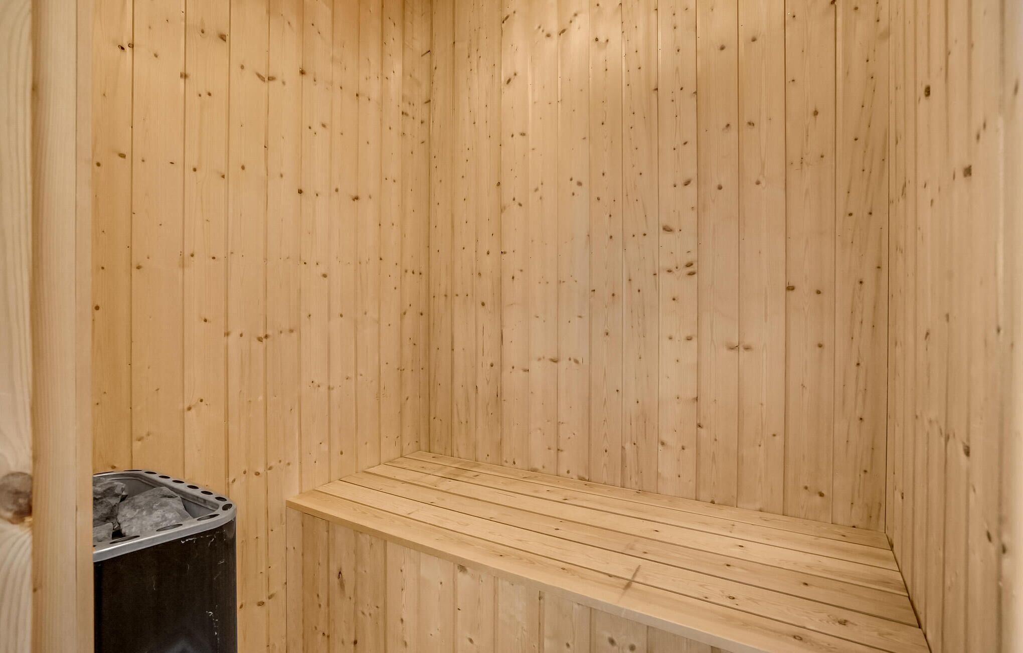 Una sauna con pareti in legno e una panca.