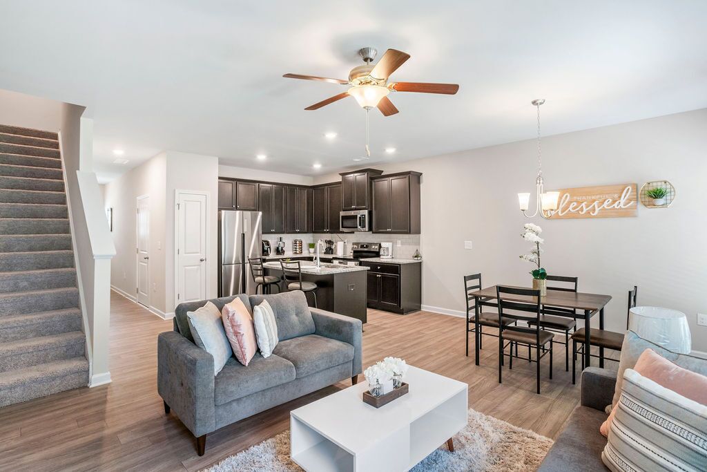 Luxury and Stylish, Newly built 2021. Minutes from the airport.