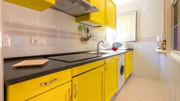 Frigorífico, placa de cocina y lavavajillas