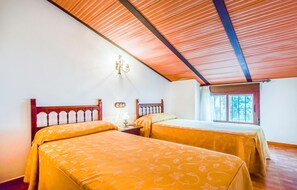 3 bedrooms, free WiFi, bed sheets - Gorgeous home in Rute (Rute)