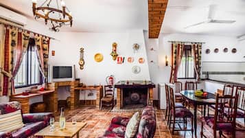 Smart TV, fireplace