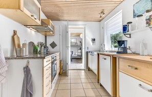 Fridge, stovetop, dishwasher, coffee/tea maker - Gorgeous home in Millinge with WiFi (Millinge)