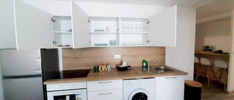 Batterie de cuisine, vaisselle et ustensiles