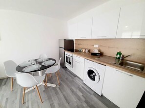 Cookware/dishes/utensils