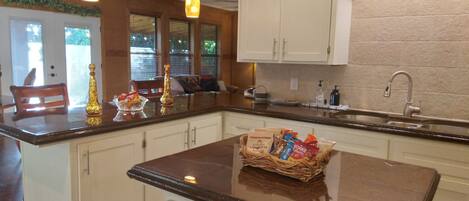 Kylskåp, mikrovågsugn, ugn och spishäll