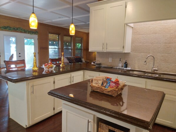 冰箱、微波炉、烤箱、炉灶