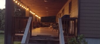 Peaceful Victoria Home ,7min from Downtown , EV Charger