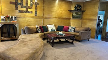 Een smart-tv, boeken, een kantoor en een computerscherm