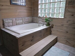 Vasca, asciugacapelli, asciugamani, sapone