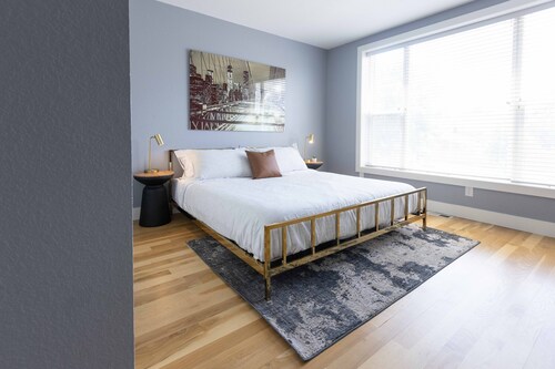 Mountain & City Views, Rooftop Patio, Pets Stay Free, On-site 400sqft Gym Option - City Park - Denver