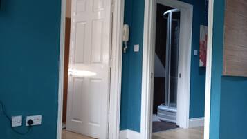 Comfort Apartment | Bathroom | Shower, towels, toilet paper