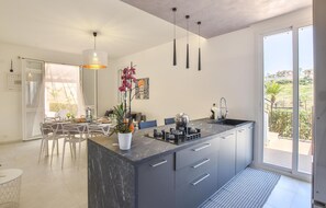 Réfrigérateur, micro-ondes, plaque de cuisson, lave-vaisselle