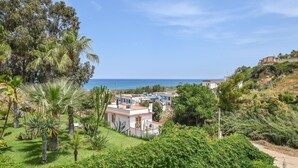 A coastal residential area with houses, a clear blue sky, and a view of the sea. - Lovely home in Balestrate (Balestrate)