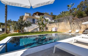 A pool with lounge chairs, a house with a balcony, and a clear blue sky. - Lovely home in Balestrate (Balestrate)