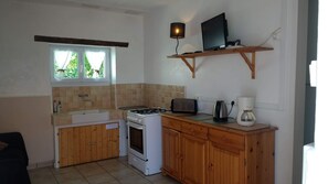 Fridge, microwave, oven, coffee/tea maker