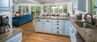 Clemson Hartwell Lake House, 5 kings, pvt dock, Football special  Furman