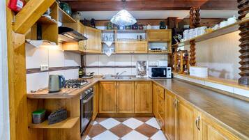 Fridge, oven, stovetop, coffee/tea maker