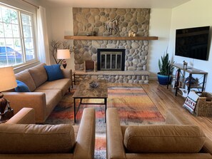 Una Smart TV, una chimenea, un futbolín