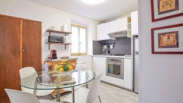 Fridge, stovetop, coffee/tea maker