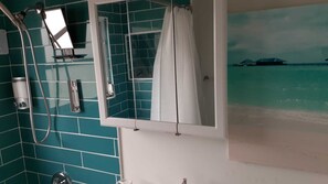 Bañera con ducha, artículos de tocador ecológicos, secador de pelo