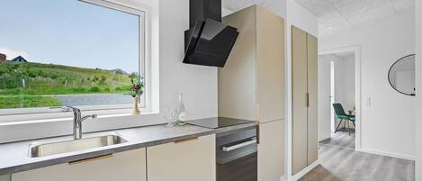Fridge, oven, stovetop, coffee/tea maker