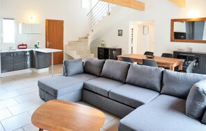 TV, fireplace - Amazing home in Nîmes (Nîmes)