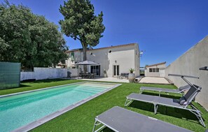 Outdoor pool - Amazing home in Nîmes (Nîmes)