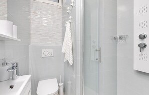 Baignoire, séchoir à cheveux