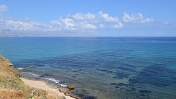Una spiaggia nelle vicinanze, pesca