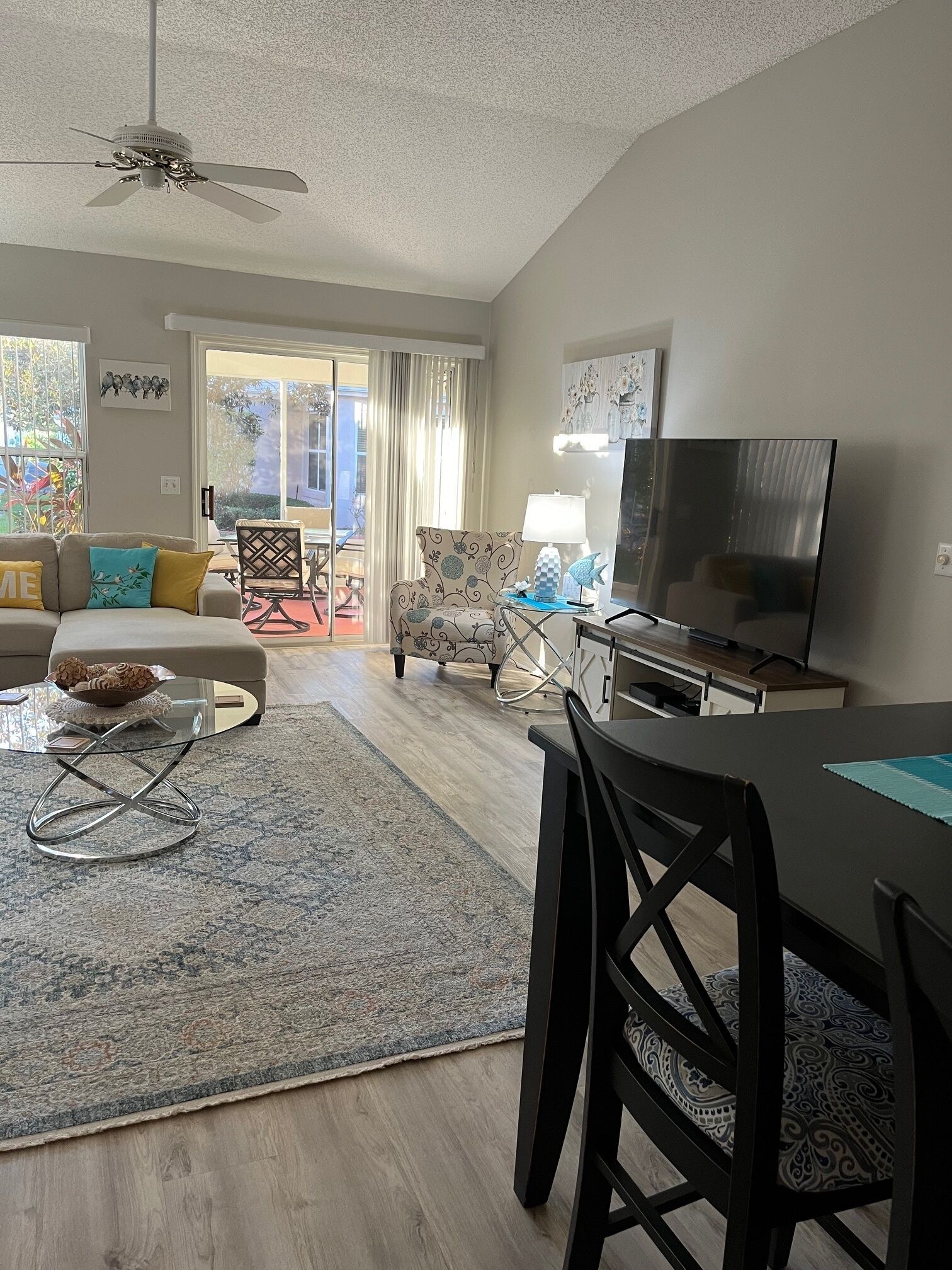 Smart TV, books, stereo