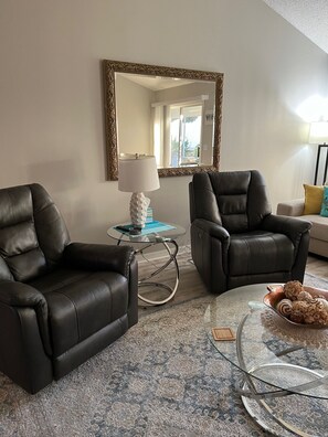 Smart TV, books, stereo