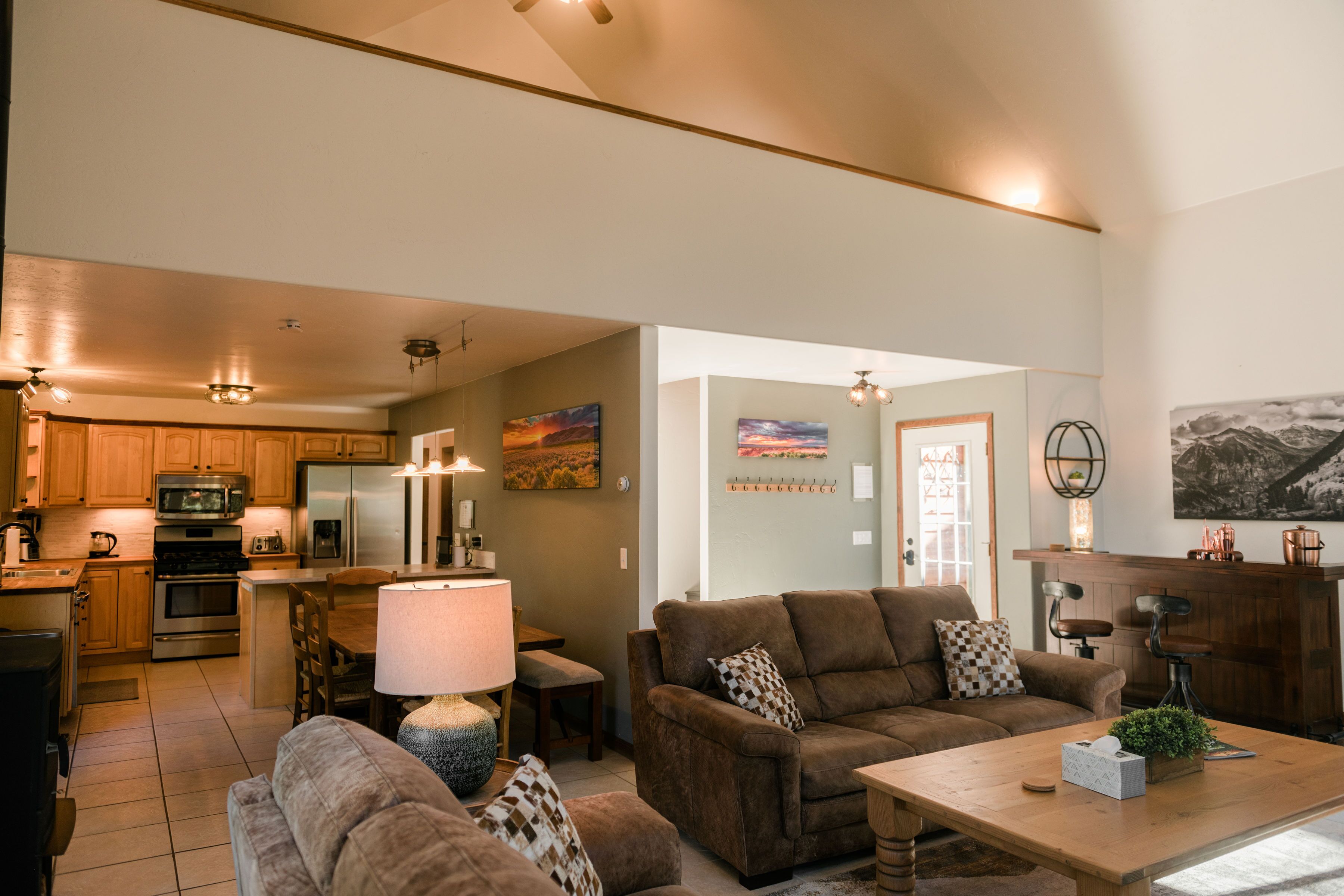 TV connectée, cheminée, chaîne hi-fi