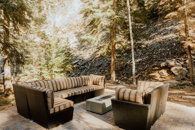New! Modern mountain retreat. Bar, garage, luxurious backyard patio. Pristine!