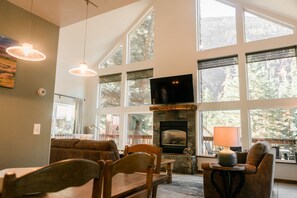 Smart-TV, Kamin, Stereoanlage