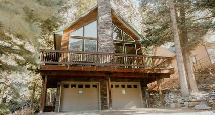 New! Modern mountain retreat. Bar, garage, luxurious backyard patio. Pristine!