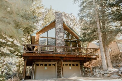 New! Modern mountain retreat. Bar, garage, luxurious backyard patio. Pristine!